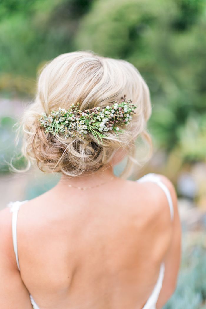 10 Inspirações de penteados com flores perfeitos para casamentos na serra -  Casamento na Serra