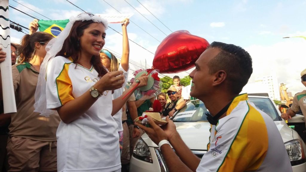 Pedido de casamento no revezamento da tocha Olímpica_foto4