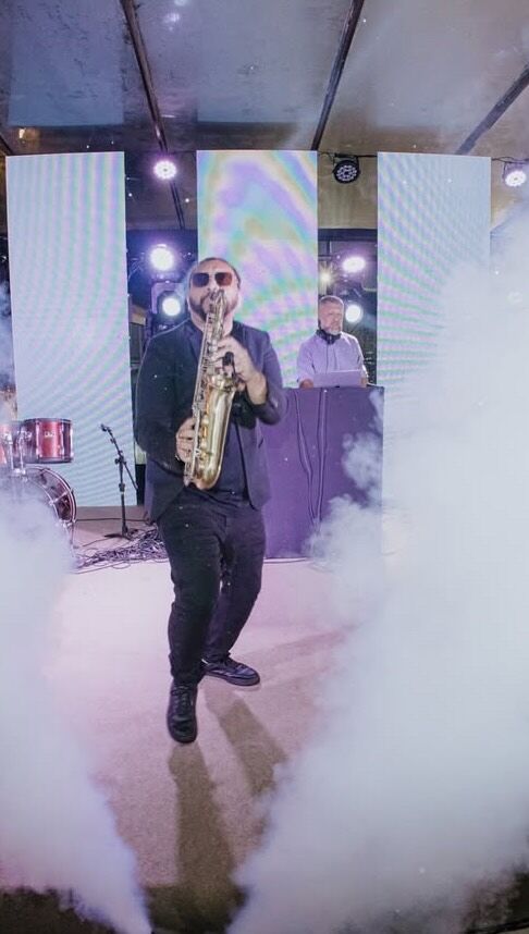 Entrando no final de semana com toda energia dessa pista de dança fervendo ao som do @lukaslimasax 🎷💥

_
Foto capa: Rechtman
Vídeo: Lukas Lima
#casamentoembuzios #buzios #sax #saxaovivo #casamento #noivos #pista