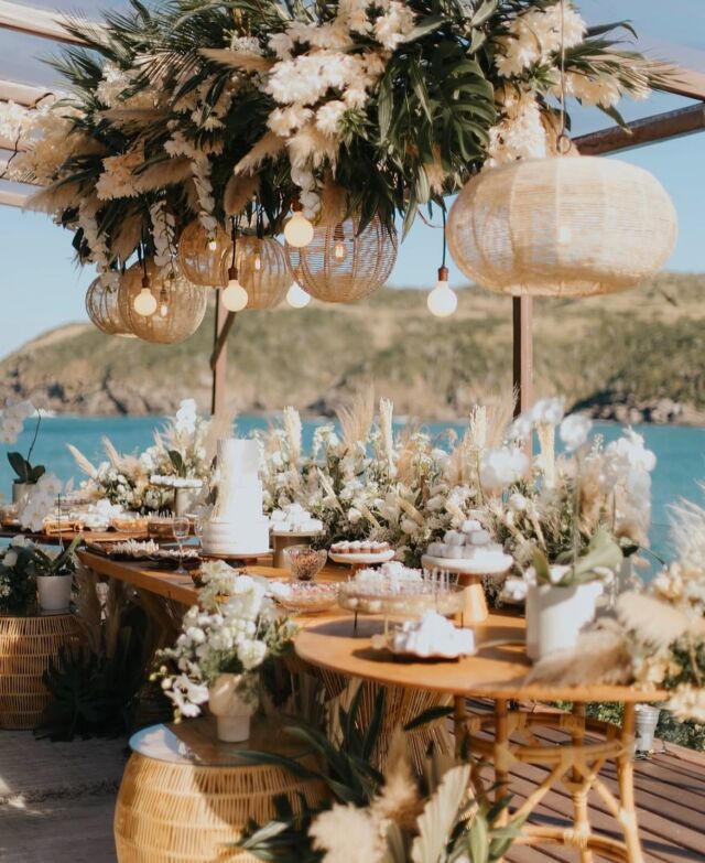 Casamento dos sonhos em Búzios 🌊 Os noivos Aline e Nicholas celebraram seu amor no maravilhoso espaço do @ferradurahotel e viveram um dia inesquecível.

Com o cuidado e a dedicação da cerimonialista @andreareventos — que também assinou a decoração impecável. O estilo boho chic deu o tom perfeito à atmosfera praiana e acolhedora desse grande dia.

Entre os fornecedores escolhidos a dedo, o @captainsbuffetbuzios foi uma das apostas certeiras. Apaixonados por gastronomia, Aline & Nicholas queriam compartilhar sabores brasileiros com seus convidados… e o buffet foi um verdadeiro sucesso do início ao fim!

A pista de dança? Ficou sob o comando do @felipemedeirosdj, que entregou exatamente o que os noivos queriam: energia lá no alto, pista cheia e repertório que agradou todo mundo. Um show à parte!

Foi um dia mágico, cheio de emoção, alegria e momentos inesquecíveis.

Deslize para ver as fotos desse destination wedding dos sonhos!

Fotos: Etyla Mariely

_
#casamentoembuzios #destinationwedding #bohochic #decoracaodecasamento #casamentonapraia #djcasamento #gastronomiadecasamento #rjweddings