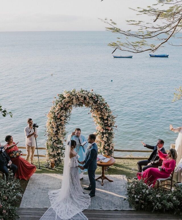 Os encantos de casar em Búzios: Um casamento à beira mar, com direito a lindo pôr do sol e toda energia que a península é envolvida. 

Se encante pelos registros feito pela @thuanniguimaraesfotografia

🖥️ Conheça nosso site feito especialmente para quem sonha casar em Búzios: casamentoembuzios.com

#casamentoembuzios #buzios #fotografiadecasamento #noivos #casamentonapraia