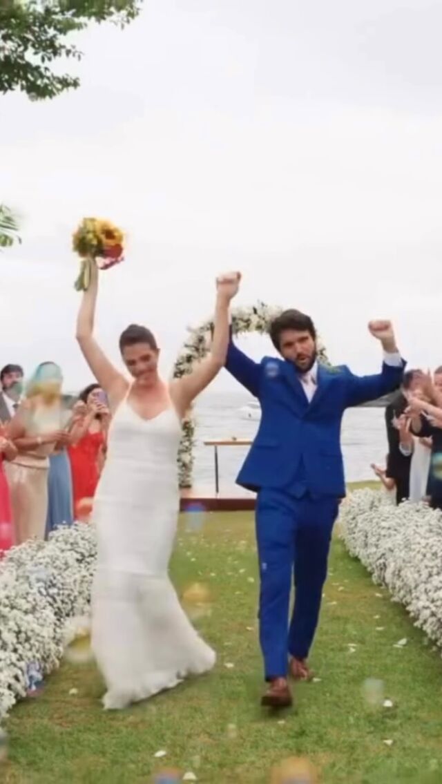 Momento da saída dos noivos registrada pelas lentes da @casabafilmes 

Quem não vê a hora desse momento chegar?

#casamentonapraia #casamento #noivos  #videocasamento