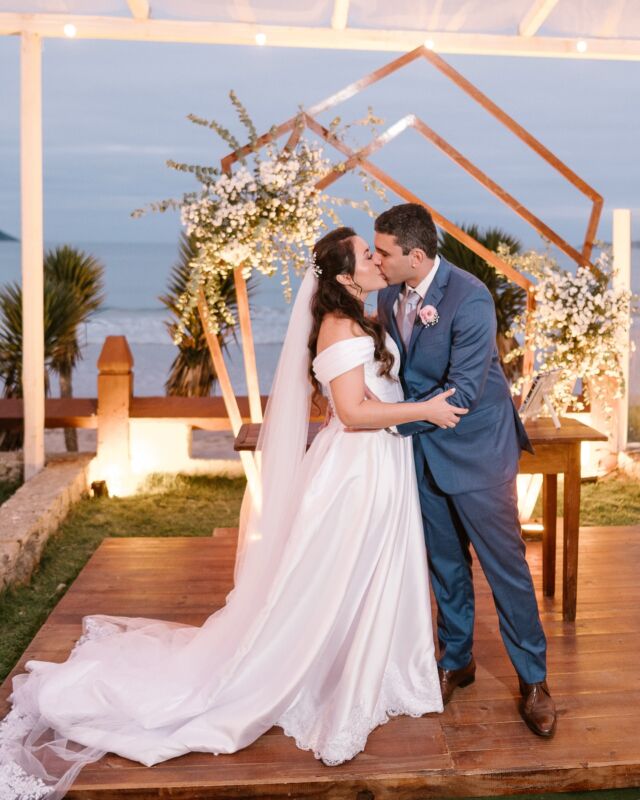 SPOILER desse lindo casamento que aconteceu em Búzios neste último final de semana pelas lentes da @thuanniguimaraesfotografia 

A produção da beleza da noiva ficou por conta da @carina.thiesen, onde a beauty artist ressaltou a beleza da noiva com uma make glow e um penteado semi preso, escolhas perfeitas para um casamento à beira mar.

Búzios é um lugar dos sonhos para casar! 🌊💍

Se inspire mais em casamentoembuzios.com

#casamentoembuzios #casamento #noivos