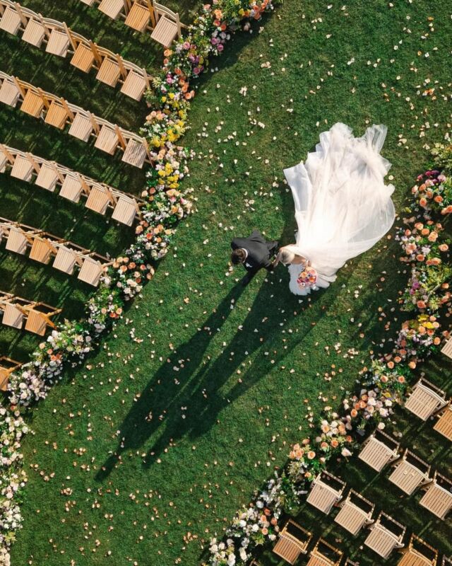 A gente ama uma cerimônia sinuosa 💛✨ 

📷: @micahcookphotos 

#cerimonia #cerimoniadecasamento #noivos
