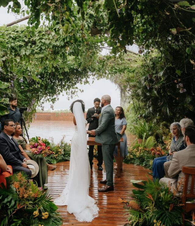 O SIM de Alyne e Brandon 🌊🌺 Um maravilhoso casamento com estilo tropical que aconteceu no @espelhodasaguas ao comando da @andreareventos, que foi também a responsável pela linda Decor.

Deslize para o lado para conferir mais detalhes desse grande dia! Búzios mesmo nos dias nublados é um sonho!

Se inspire mais em casamentoembuzios.com

_
Fotos: @jeffersonrodriguesfotografo 

#casamentoembuzios #casamentonapraia #casamento #buzios #noivos #decoracaocasamento