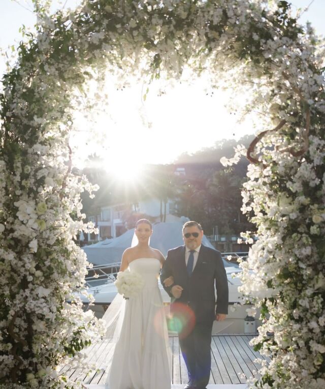 Um casamento em casa, à beira-mar e cercado de amigos! Uma celebração intimista e linda ao pôr do sol, registrada com sensibilidade pelas lentes do @joaogonzalezfotografia ✨💛

#casamento #noivos